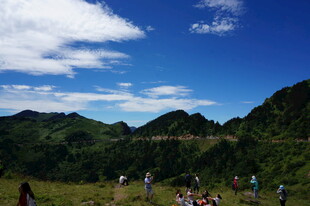 山间美景中众人惬意游玩