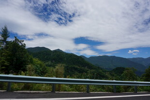 公路边的青山蓝天美景