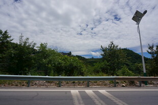 公路旁的青山与路灯