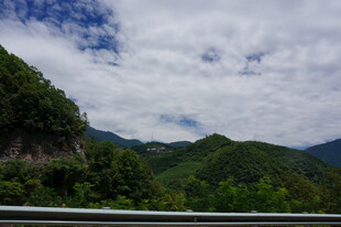 山间美景 绿意盎然的风光