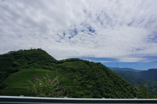 青山云海间的秀丽风光