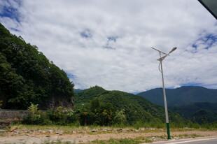 山间路旁的太阳能路灯