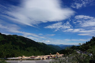 山间村落蓝天白云美景