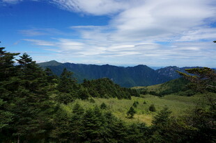 山间绿野蓝天美景
