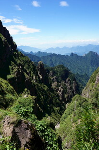 青山峻岭间的秀丽风光