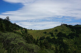 青山翠谷间的蓝天白云