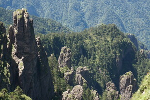 奇峰林立的壮美山峦景观