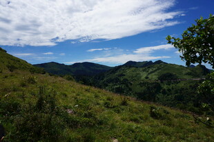 青山绿野间的蓝天白云