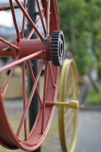 复古自行车红色车轮特写