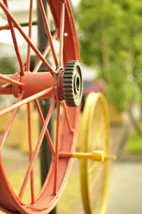 红色车轮与齿轮特写