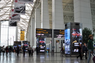 机场大厅内的旅客与显示屏