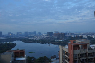 城市湖畔风光俯瞰图