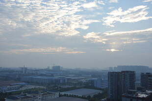 城市天际线与云景