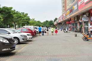 街道旁的商铺与停车场景