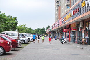 街道商铺旁的停车与行人