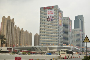 城市高楼与道路景观