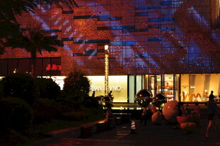 夜晚绚丽灯光下的建筑景观