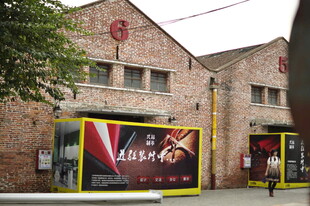 复古建筑外的时尚店铺展示