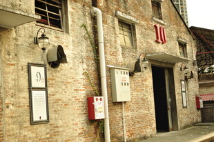 复古砖墙建筑街景一角