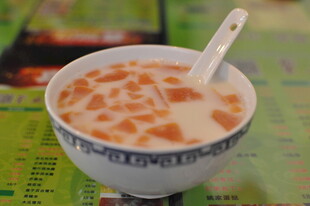 一碗美味的红豆牛奶粥