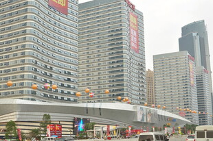 繁华都市中的摩天建筑群