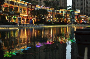 城市河畔夜景灯光倒影