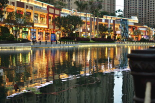 城市商业街水边夜景倒影