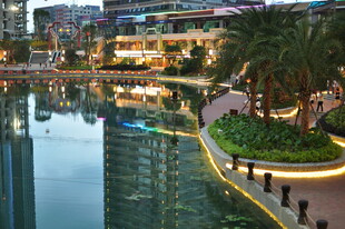 城市河畔夜景风光