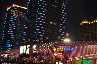 城市夜景下热闹的购物街区