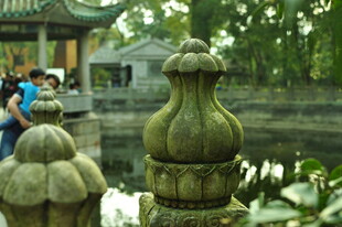 中式园林石景与游客