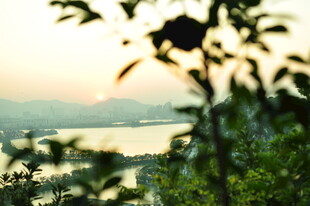 黄昏山林间的湖景风光