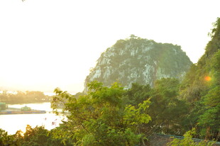 山水间的秀丽自然景致