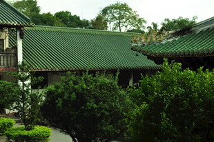 中式绿瓦建筑与绿植景观