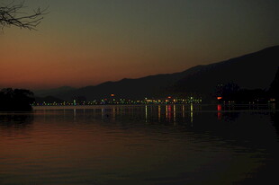 黄昏湖畔夜景 波光粼粼