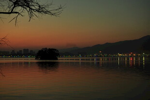 黄昏湖畔静谧美景