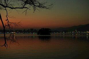 黄昏湖畔静谧景致