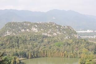 青山绿水间的秀丽风光