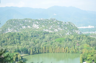 青山绿水间的秀丽湖景
