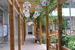 木质走廊悬挂多彩装饰