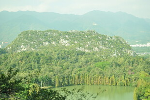青山绿水间的秀丽风光