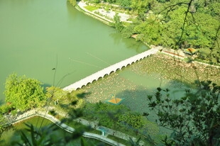 俯瞰绿水间的长桥美景