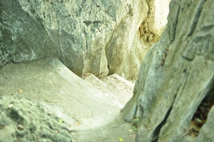 神秘洞穴内部景象