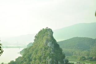 秀丽青山伴绿水风光