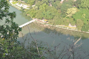 俯瞰山水间的桥梁景观