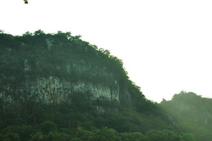 青山翠谷间的自然景致