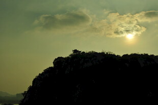 夕阳下的山巅剪影