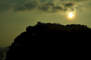 夕阳下的山峦剪影
