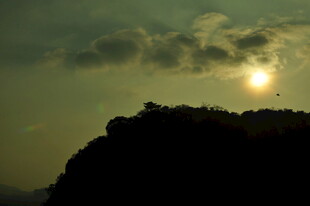 夕阳下的山峦剪影