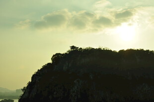 夕阳下的山巅剪影