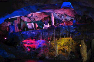 梦幻溶洞景观 色彩斑斓